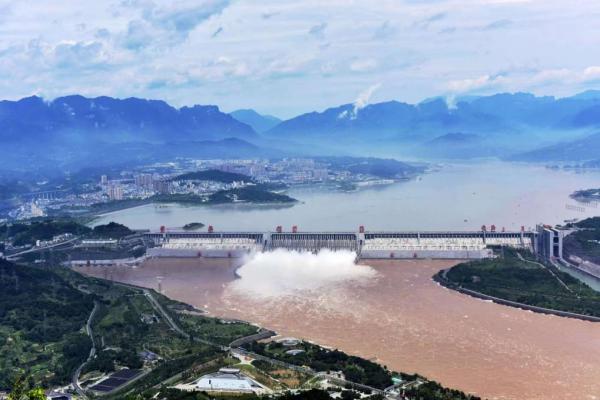 三峡工程控泄洪水。水利部供图